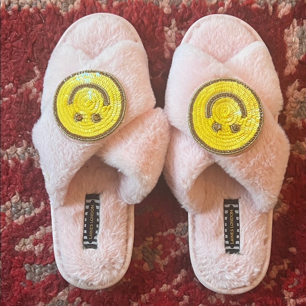 Laines London Pink Fuzzy Slippers with Yellow Smiley Face size Large $109